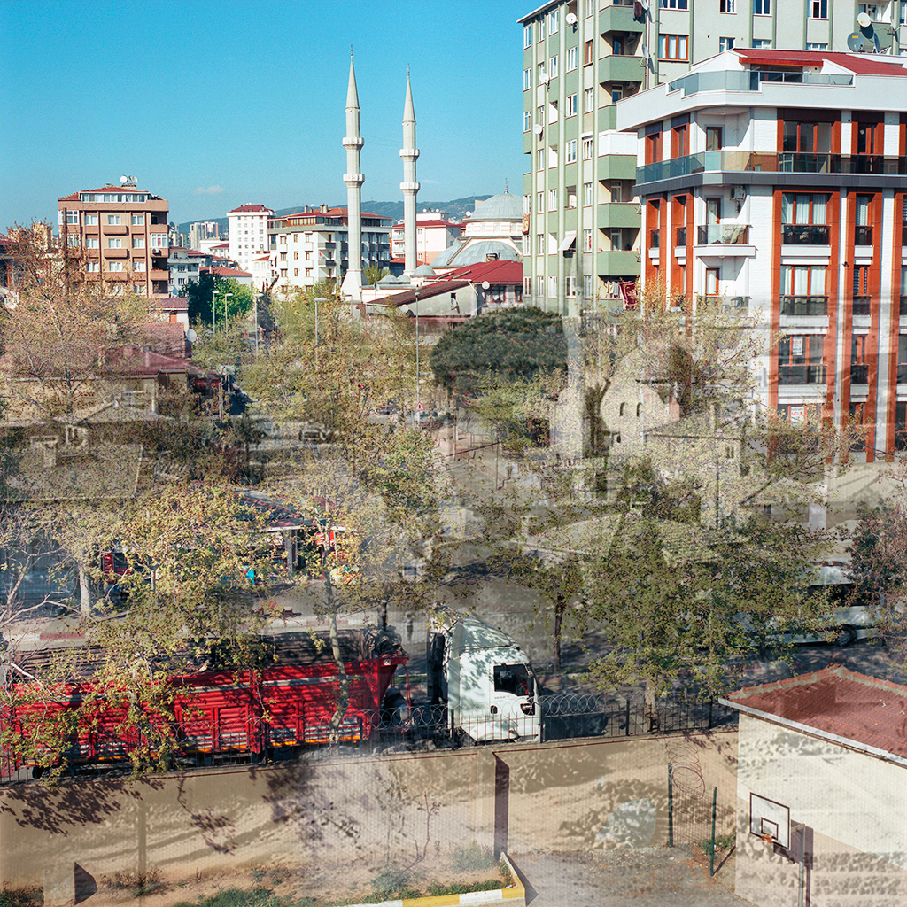 Kartal (Istanbul), Turquie. Palimpseste façonné à partir de mon image du quartier de Cavusoglu (2014) et d’une photo N&B du même quartier dans les années 1960 (archives de la Mairie de Kartal). La ville a rattrapé ce quartier que la densification urbaine a transformé de fond en comble. Les quelques maisons individuelles et chemins en terre existant dans les années ’60 ont cédé la place à des immeubles et des rues goudronnées. La mosquée humble en pierre, devenue trop petite pour le quartier, a été rasée et une nouvelle mosquée, plus grande et plus lisse, a pris sa place.