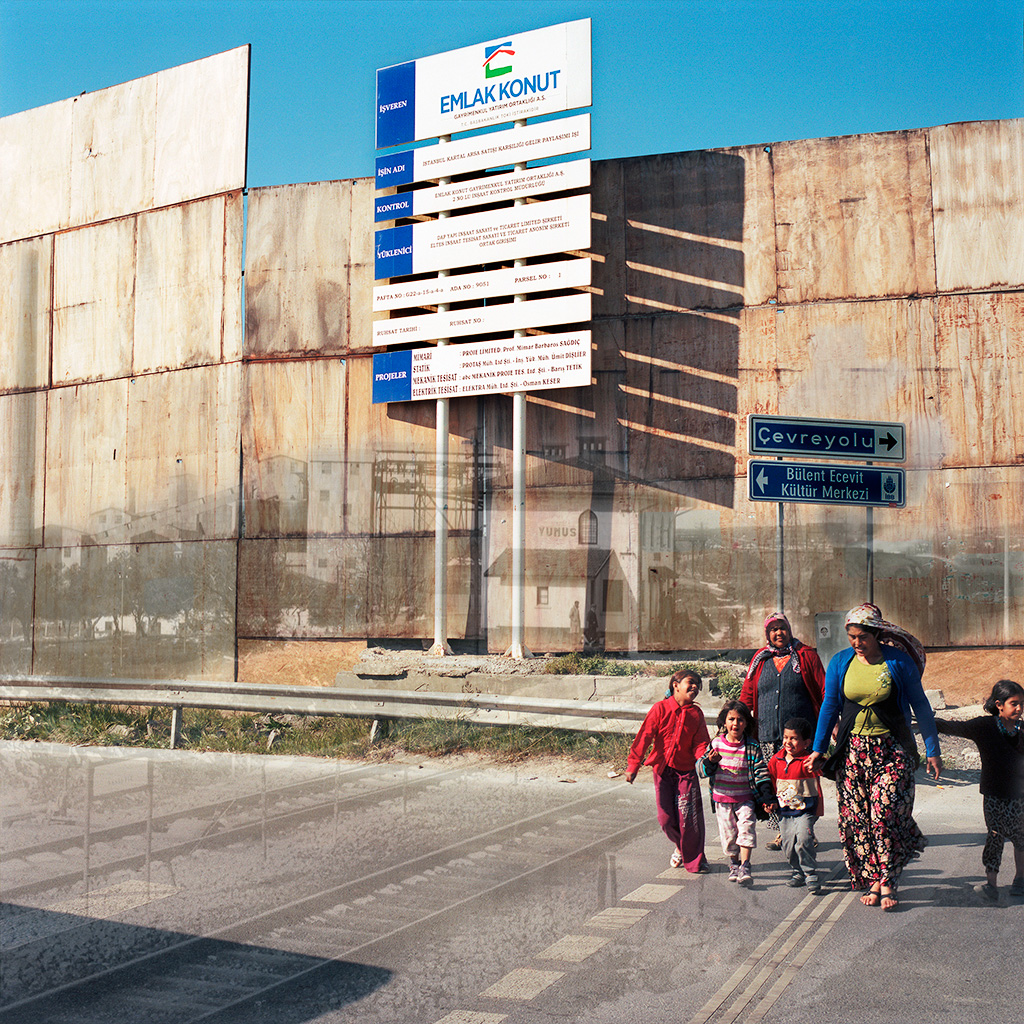 Kartal (Istanbul), Turquie. Palimpseste façonné avec mon image d’une palissade en bois cachant un chantier (2014). La photo N&B des années 1960 montre la fabrique de ciment Yunus et sa gare ferroviaire (archives de la Mairie de Kartal). La société Emlak Konut développe un imposant programme immobilier sur l’assise foncière de la fabrique, aujourd’hui démolie avec sa gare. 
.............................
Palimpsest fashioned from my image of the wooden palisade encompassing a construction site (2014). The B&W picture from the 1960s (courtesy Kartal Mayor’s Office) shows the Yunus ciment factory and its railroad station. The Emlak Konut Company is developing a real-estate project on the land occupied formerly by the factory, now closed and demolished, along with the railroad station.