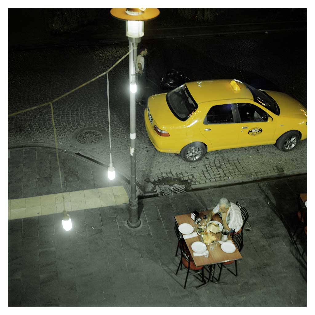 Un homme qui dîne seul sur un trottoir de Gazi Caddesi, l’avenue principale de Diyarbakir intra-muros. Septembre 2010.

A man dining alone on Gazi Caddesi, the main avenue inside the walled part of Diyarbakir.