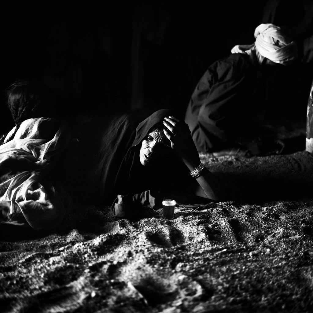 Dans le village de Touaregs sédentaires, Ezarnen, une famille se repose en fin d'après-midi avant de reprendre leurs tâches respectives. Tassili du Hoggar, Sahara algérien, 1993