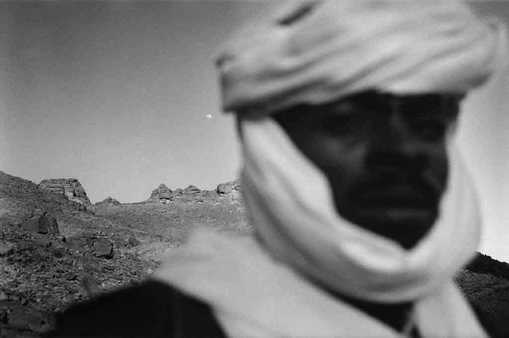 Mohammed, jeune homme de 27 ans, vit à Djanet. Il revient souvent dans le campement semi-nomade de six tentes où habite encore sa mère. Oued Elt, Sahara algérien, 1997