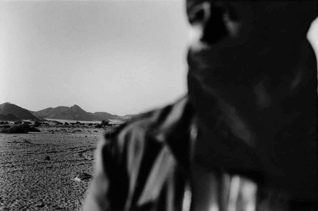 Ibrahimi a abandonné la vie dans le désert pour une vie sédentaire à Djanet. Il revient souvent dans l'Oued Essendilène pour rendre visite à des amis dans les divers campements épars. Sahara algérien, 1997