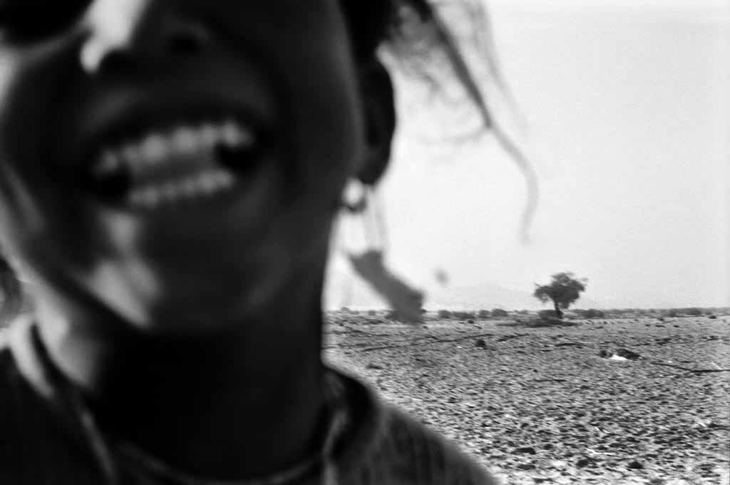 Tabelat a cinq ans. Elle vit avec ses grands-parents et sa tante dans un campement semi-nomade de deux tentes dans l'Oued Essendilène. Sa mère, qui habite Djanet, l'a eue sans être mariée. C'est la raison pour laquelle la petite Tabelat est au désert. Sahara algérien, 1997